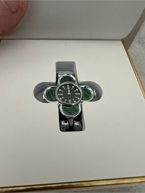 Silver Clover-Style Green Dial Ring Watch